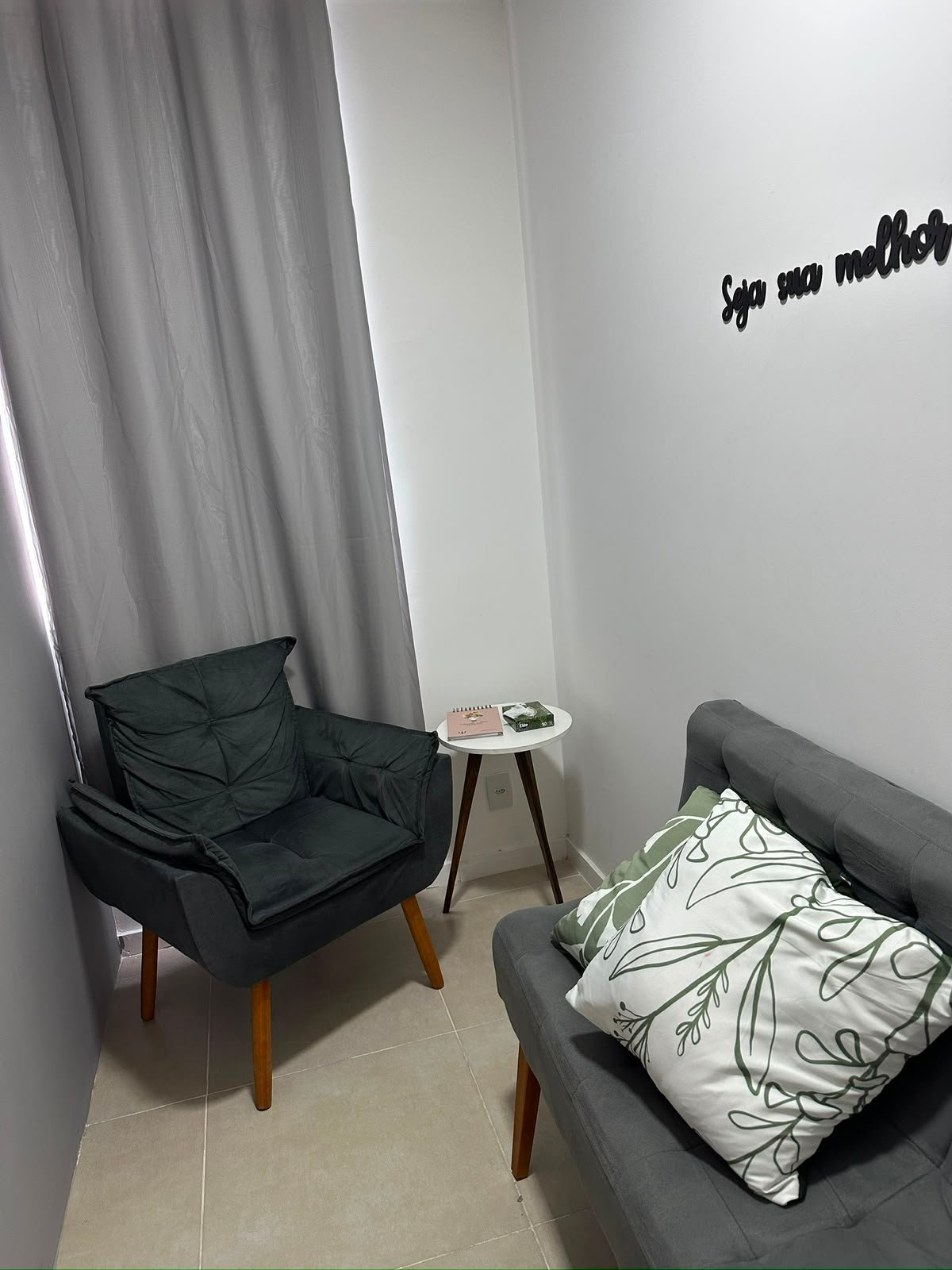 Sala de atendimento do consultório de Flavia Abreu